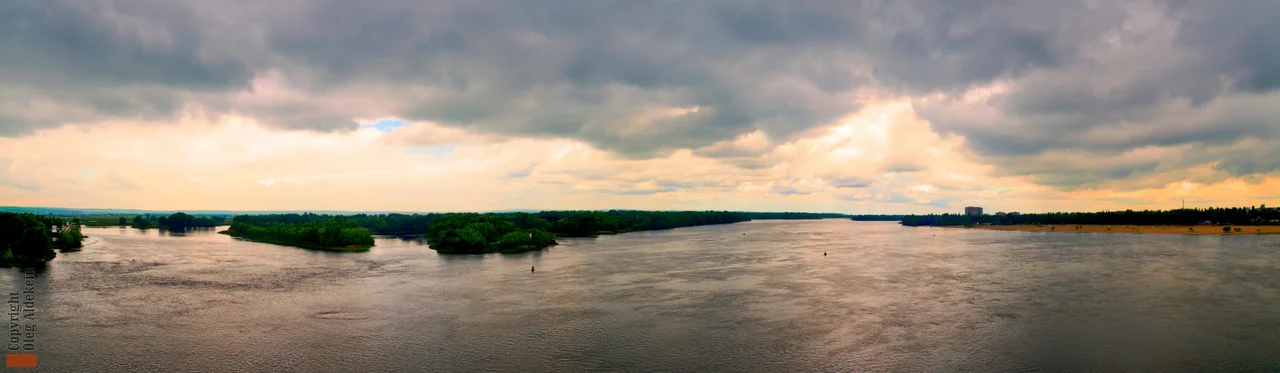 View on Dnieper River from Kryukivs'kyi bridge in Kremenchuk, Ukraine
Canon 30D + Tamron 17-50 + Photomatix + Lightroom + PTGui
