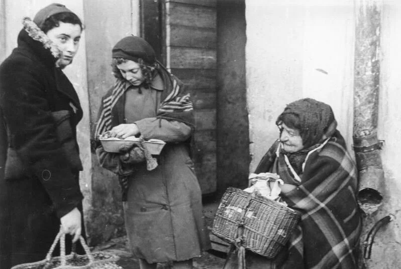 For documentary purposes the German Federal Archive often retained the original image captions, which may be erroneous, biased, obsolete or politically extreme. Polen, Ghetto Lublin, jüdische Frauen
ADN-ZB
II. Weltkrieg 1939 - 1945
Judenverfolgung durch die faschistischen deutschen Besatzungstruppen in Polen.
UBz: Jüdische Händler im Ghetto in Lublin, 1939.

14475-39