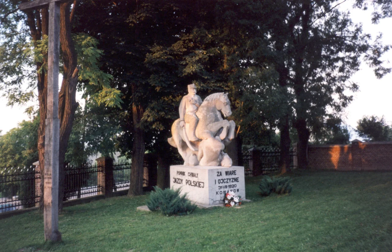 Komarów-Osada - pomnik upamiętniający bitwę pod Komarowem 31 sierpnia 1920; przed kościołem par. pw. Św. Trójcy