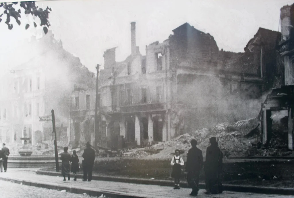 A photo of smouldering ruins in Nazi occupied Białystok, 1941. Zbiory NAC on-line. Exact location in Białystok is not specified at the source.
