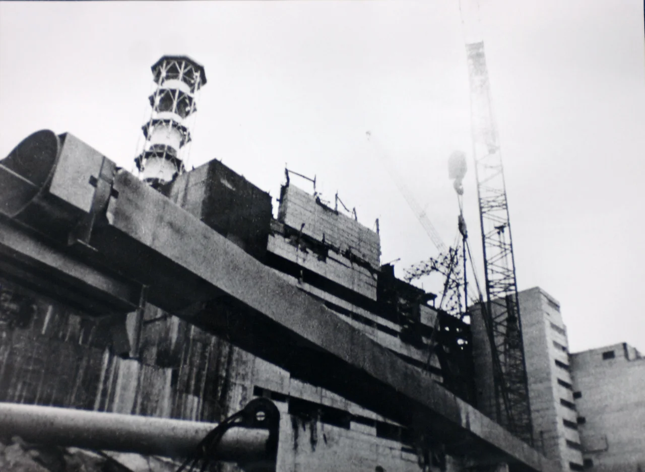Historical collections of the Chernobyl accident  from the Ukrainian Society for Friendship and Cultural Relations with Foreign Countries (USFCRFC).
Preparatory steps for mounting the sarcophagus.

Copyright: IAEA Imagebank