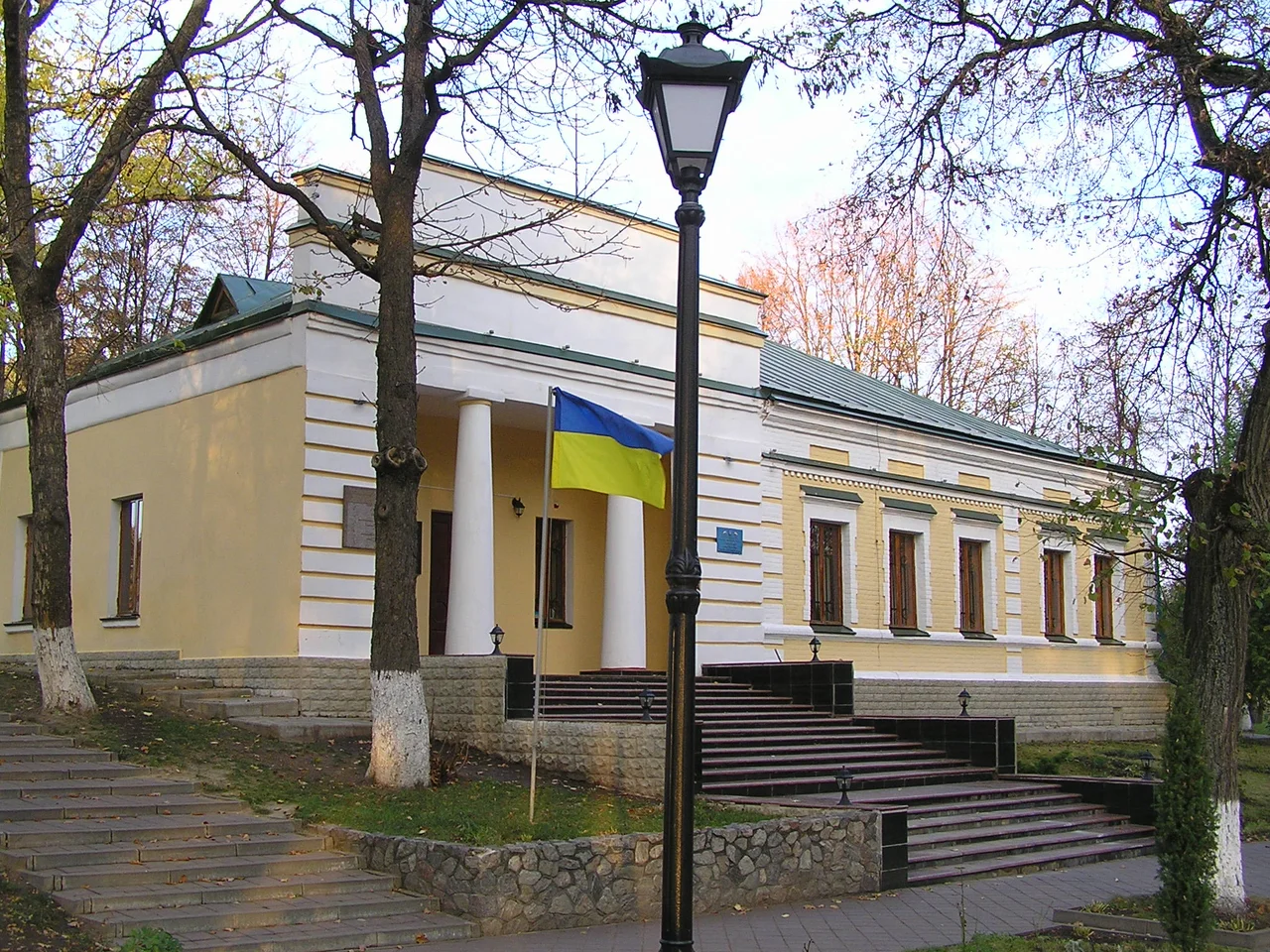 Парковий будинок (сучасне використання — музей) 2 пол. 18 ст., добуд. поч. 20 ст., вулиця Приозерна, 3, с.Сковородинівка, Золочівський р-н., Харківська обл.