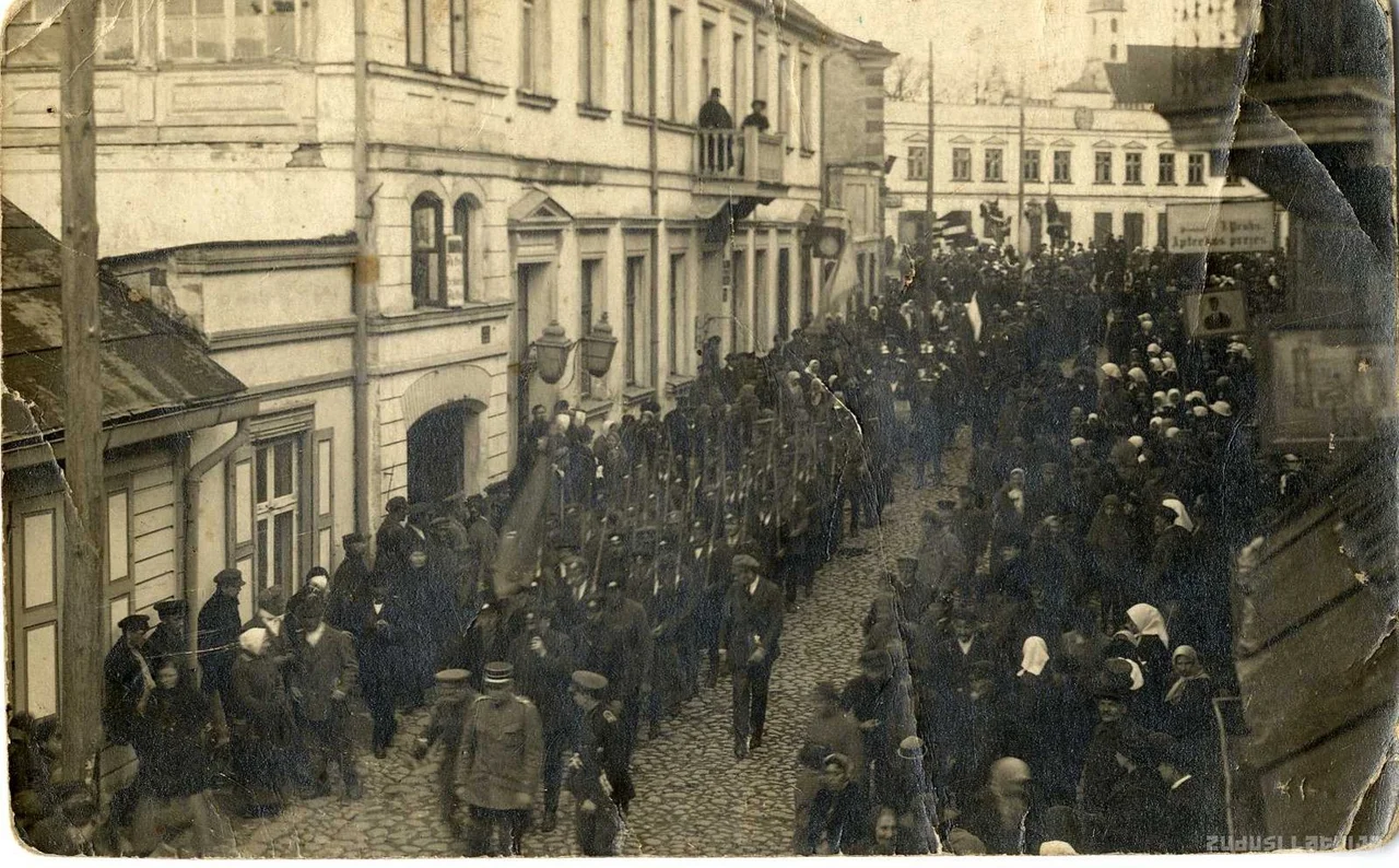 The march of soldiers mobilized by the Latvian Provisional Government along Jūras Street in Limbaži in 1919.