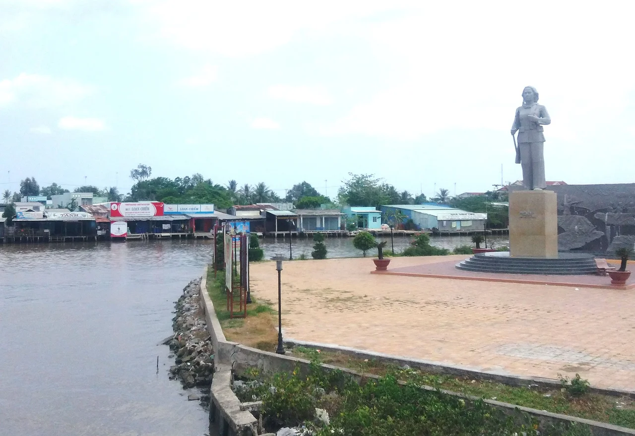 Tượng đài Anh hùng LLVT Dương Thị Cẩm Vân và 1 góc thị trấn Đầm Dơi.