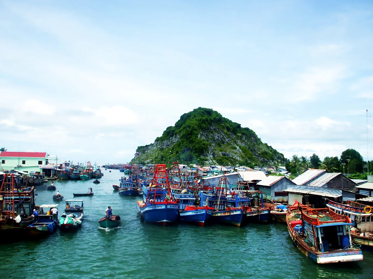 Cảng cá Ba Hòn ở Kiên Lương, Kiên Giang, Việt Nam. Đánh bắt hải sản là một trong những thế mạnh của tỉnh.