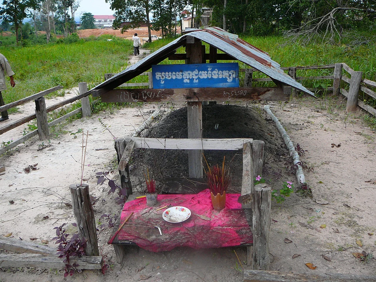 Foto van het graf van Pol Pot in Cambodja, nabij Anlong Veng