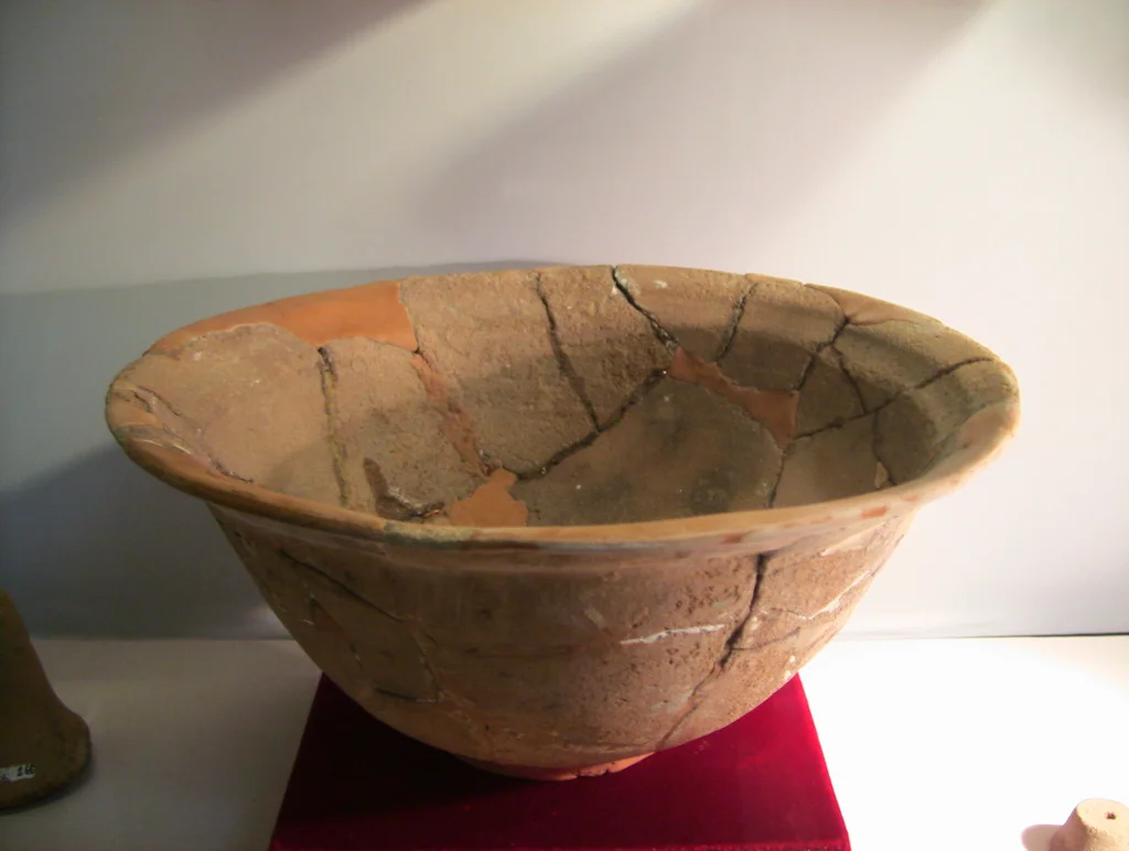 Bát gốm được khai quật tại quần thể di chỉ khảo cổ Cát Tiên, Lâm ĐồngA bowl (pottery) found in Cát Tiên sanctuary, Lâm Đồng province, Việt Nam