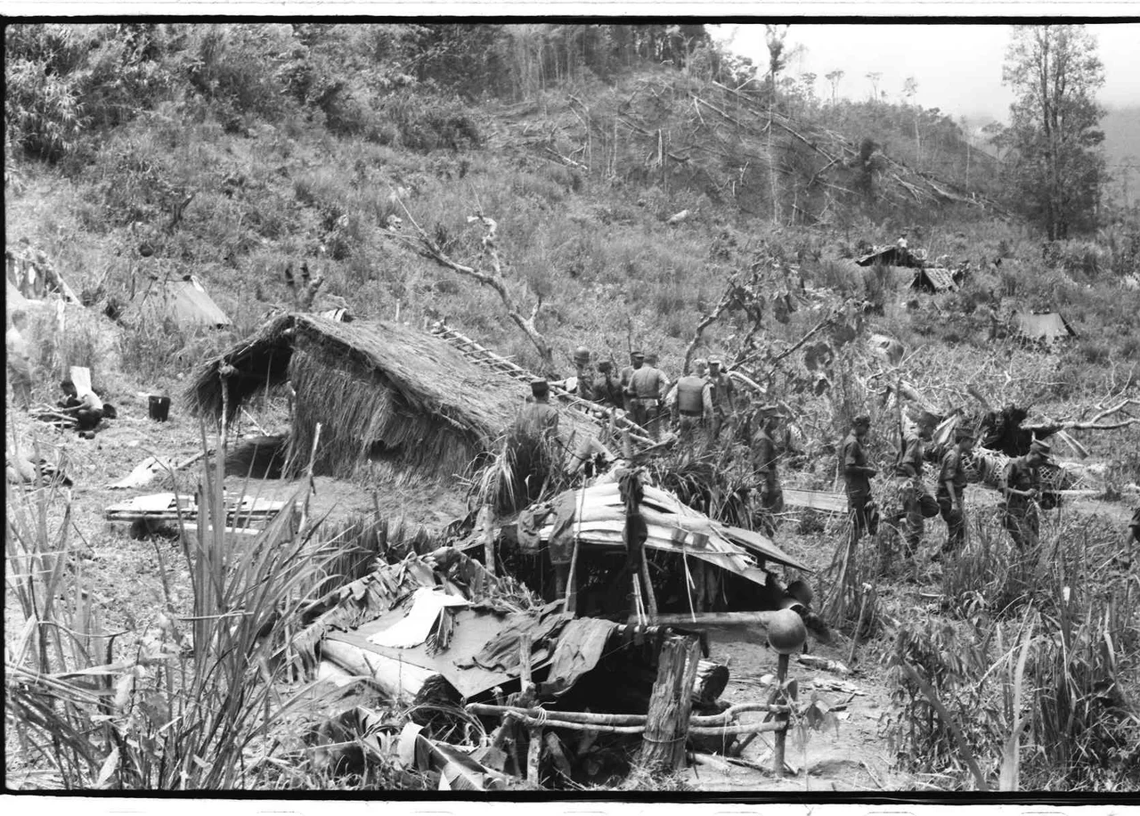 From the Warren Smith Collection (COLL/5713) at the Archives Branch, Marine Corps History Division
OFFICIAL USMC PHOTOGRAPH