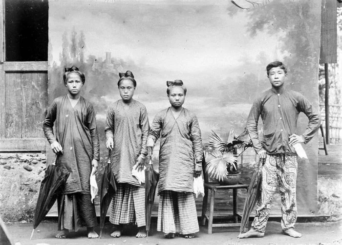 Repronegatief. Bewoners van het eiland Siaoe poseren voor een decor in een fotostudio