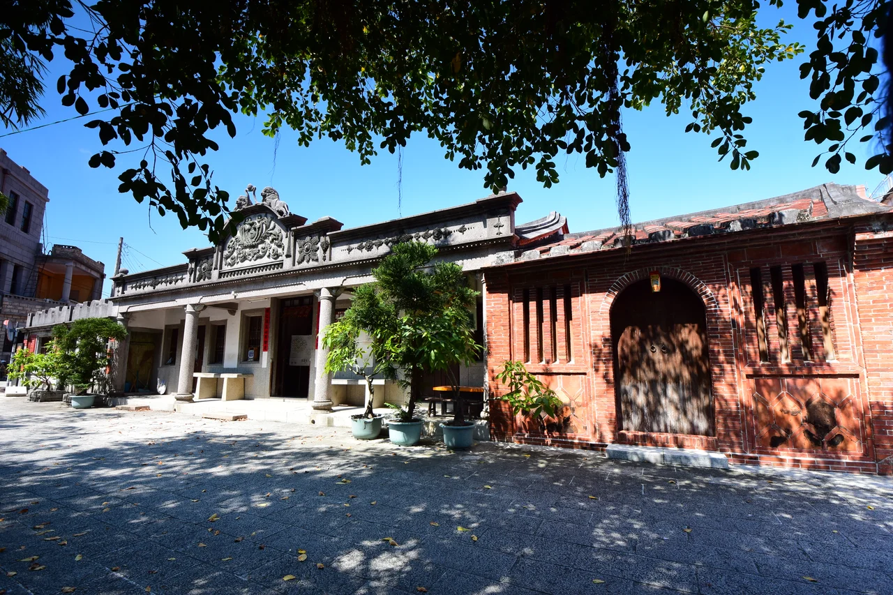 ​蕭宅展現的是客家住宅的特色，陳設簡單而肅靜，色彩以朱、墨為主，屋脊全為馬背。 佳冬蕭屋聘請唐山名師設計建造，建材遠從大陸船運至再以牛車載回佳冬，興建工程浩大。