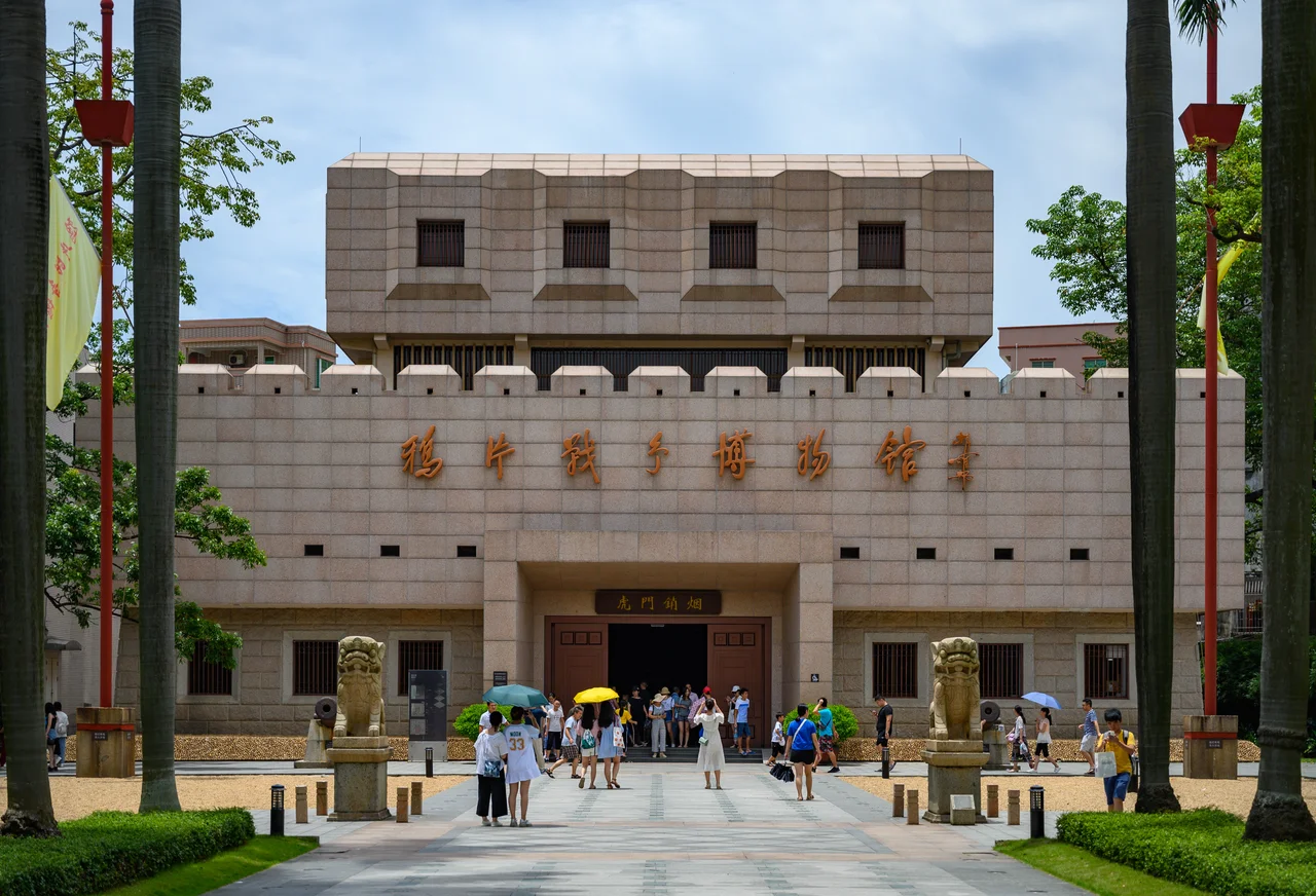 The Lin Zexu Memorial in Humen is a memorial of historical figures built in memory of national hero Lin Zexu.
It is situated in the site of the Pools for Destroying Opium in Humen Town of Guangdong Province, which is a key cultural relics site under the state protection.