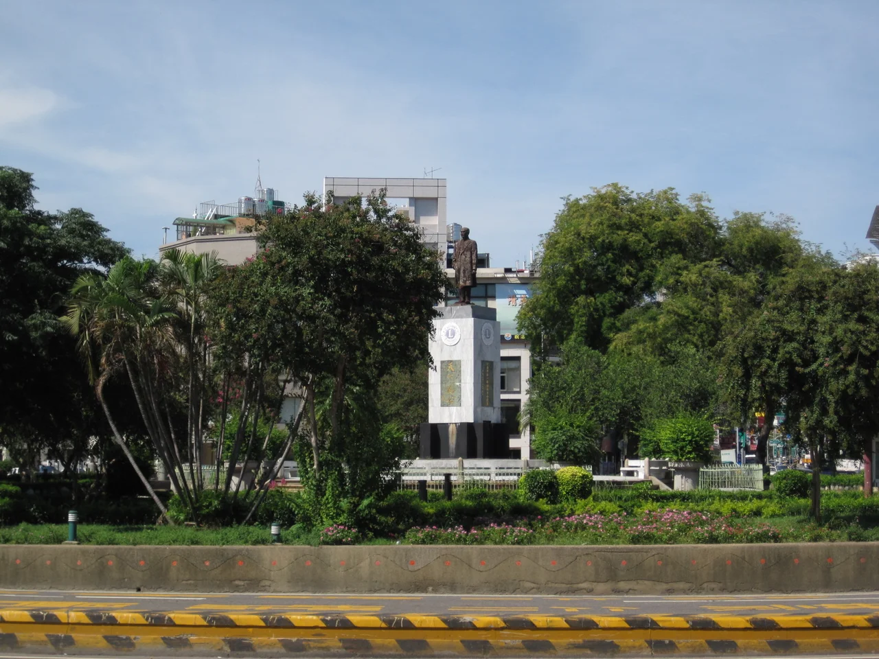 ​臺南市湯德章紀念公園孫中山站像。
