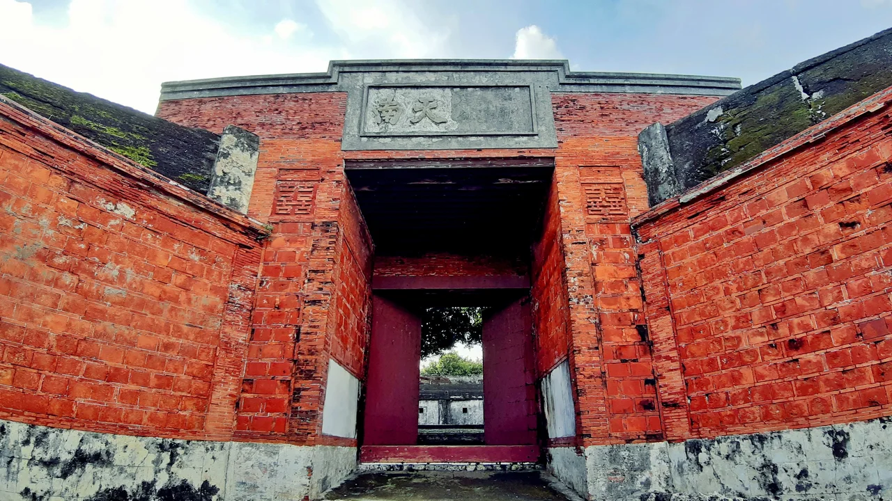 Cihou Fort
In the early days of Cijin's development, military affairs were very important, and a fort was built a fort at the peak of Cihou Mountain in the Kangxi Emperor's reign, mainly in order to defend Kaohsiung Harbor. Most structures in the fort were built with red tiles, and are imbued with traditional Chinese style. If you come to side walls and doors (bazimen and baziqian), the four characters in Chinese “ Zhen Zhen Tian Nan (威震天南)” are still visible – the fort has an extraordinary atmosphere. Pairs of characters have been inscribed on the walls, accompanied by inscriptions of bats in the corners, and many traditional architectural patterns can be seen on the ramparts and stairs, all of which are symbols of Chinese style.