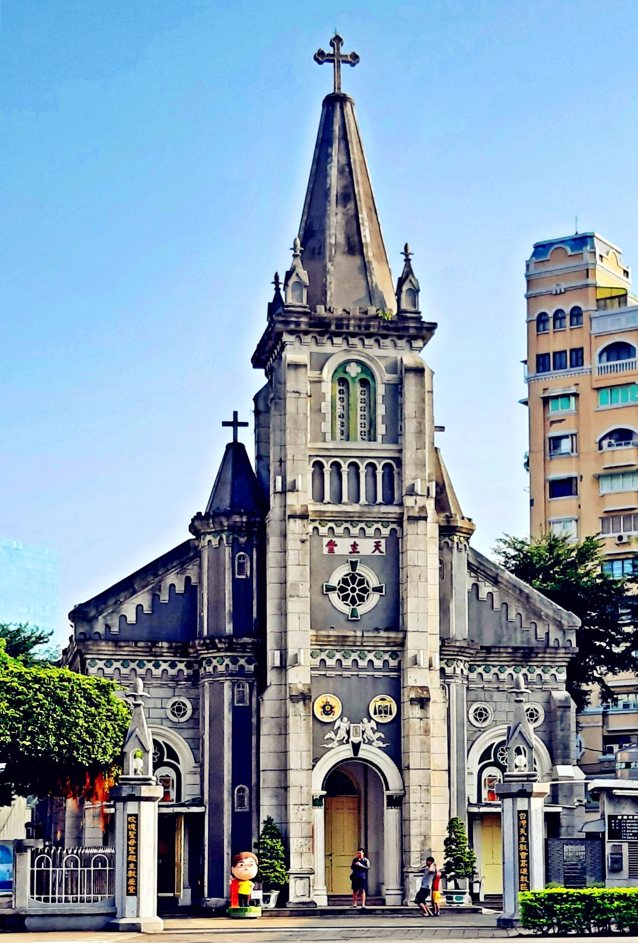 This is Taiwan's largest Catholic Church. Founded in 1859, it is the first cathedral to be reopened by the Catholic Church, and is also the fountainhead of Catholicism in modern Taiwan. As the present Minor Basilica for the Diocese of Kaohsiung, it is one of Asia's three cathedrals. The Basilica is built in the style of European Gothic churches, adding a Roman style in places, while the interior is laid out in octagons. It was voted number one in the Taiwanese 100 Scenic Spot items of Architecture in 2001.