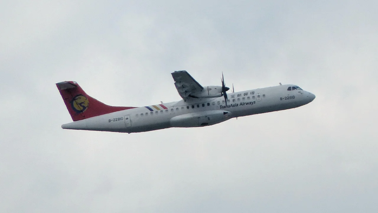 ​臺北松山機場起飛爬升的復興航空ATR 72-500 B-22810。