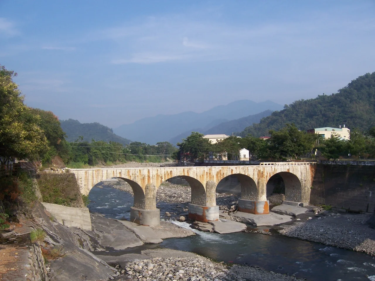 Old Beigang River Bridge（a.k.a. Glutinous Rice Bridge）over the Beigang River,located at Gouxing Township, Nantou County, Taiwan.The bridge deck of was damaged by the 2004 floods as of July 2nd 2004.The present bridge was built in 2006.
