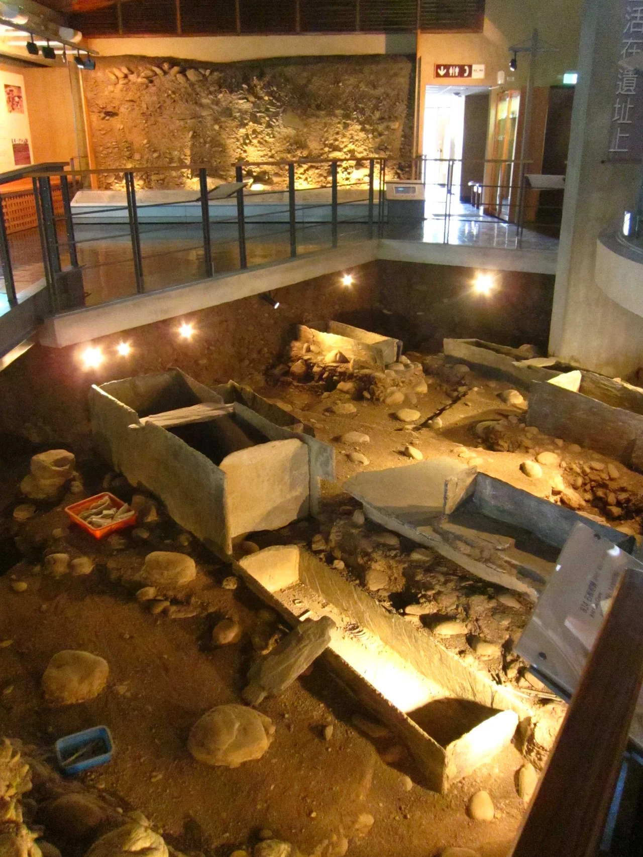 A partial excavation of the Peinan Site and the slate graves.