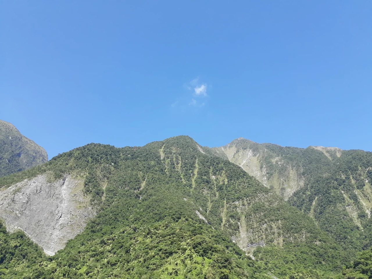 CingShui Cliffs on SuHua Highway in Hualien County, a scenic drive on the east coast of Taiwan.