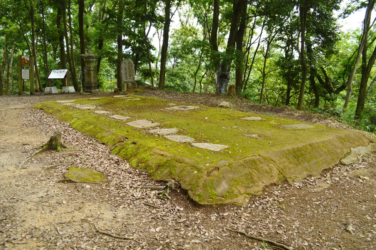 烏帽子形城 本丸の礎石建物