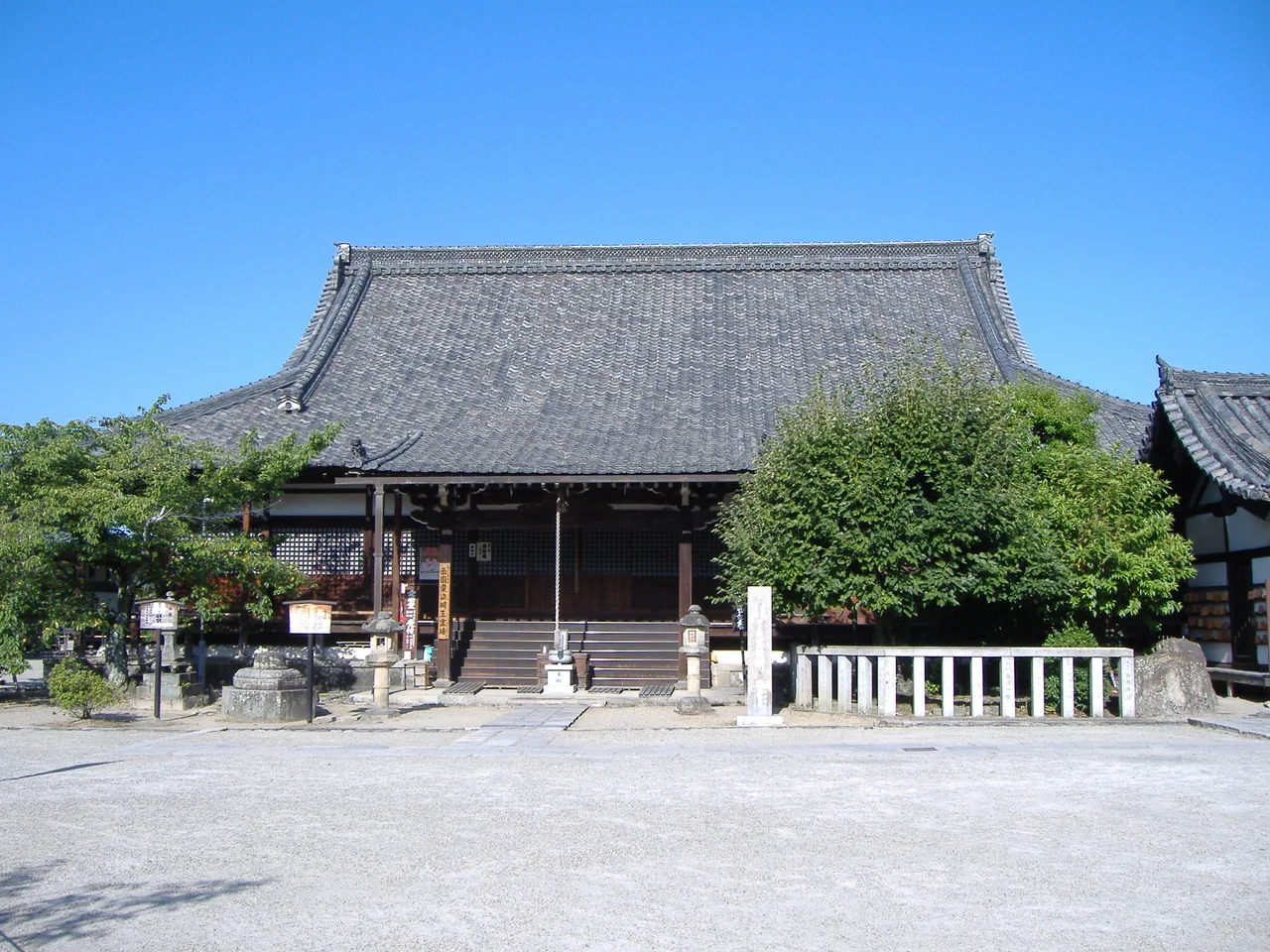 Image:nara saidai-ji aizendou/hiro takes a photograph.