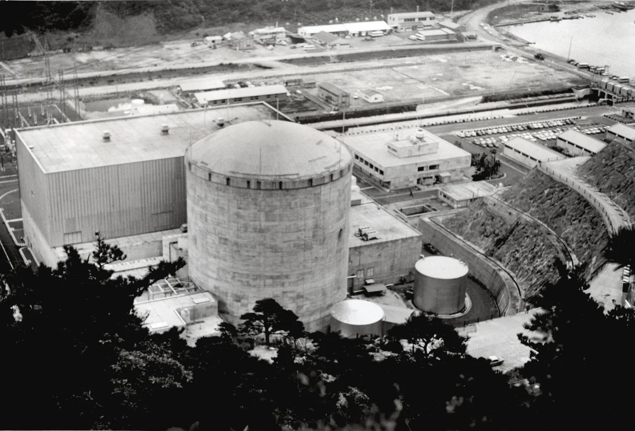 The Japan Atomic Power Company's (JAPCO) Tsuruga Nuclear Power Station, a 340,000 KWE BWR located on the western side of the Tsuruga Peninsula, Honshu, Japan.