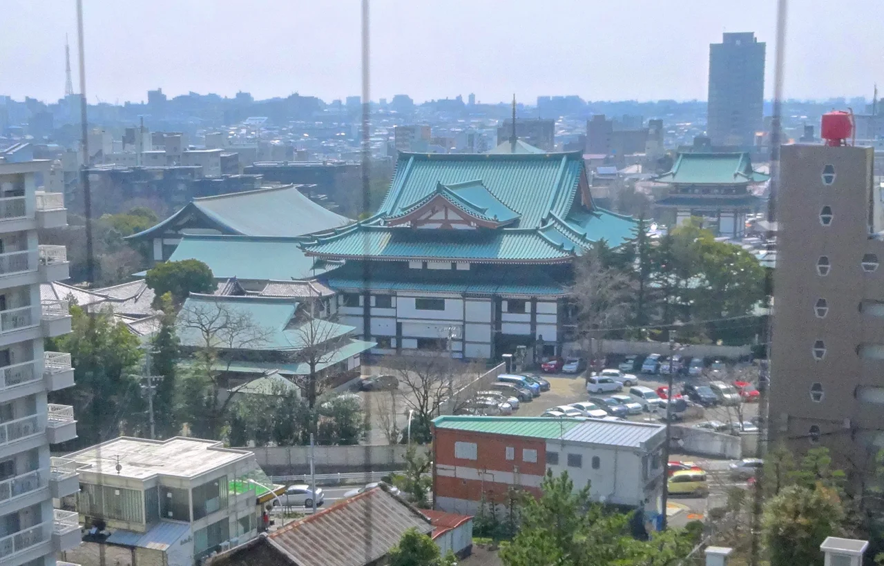 東山給水塔の展望階から撮影した覚王山日泰寺。
