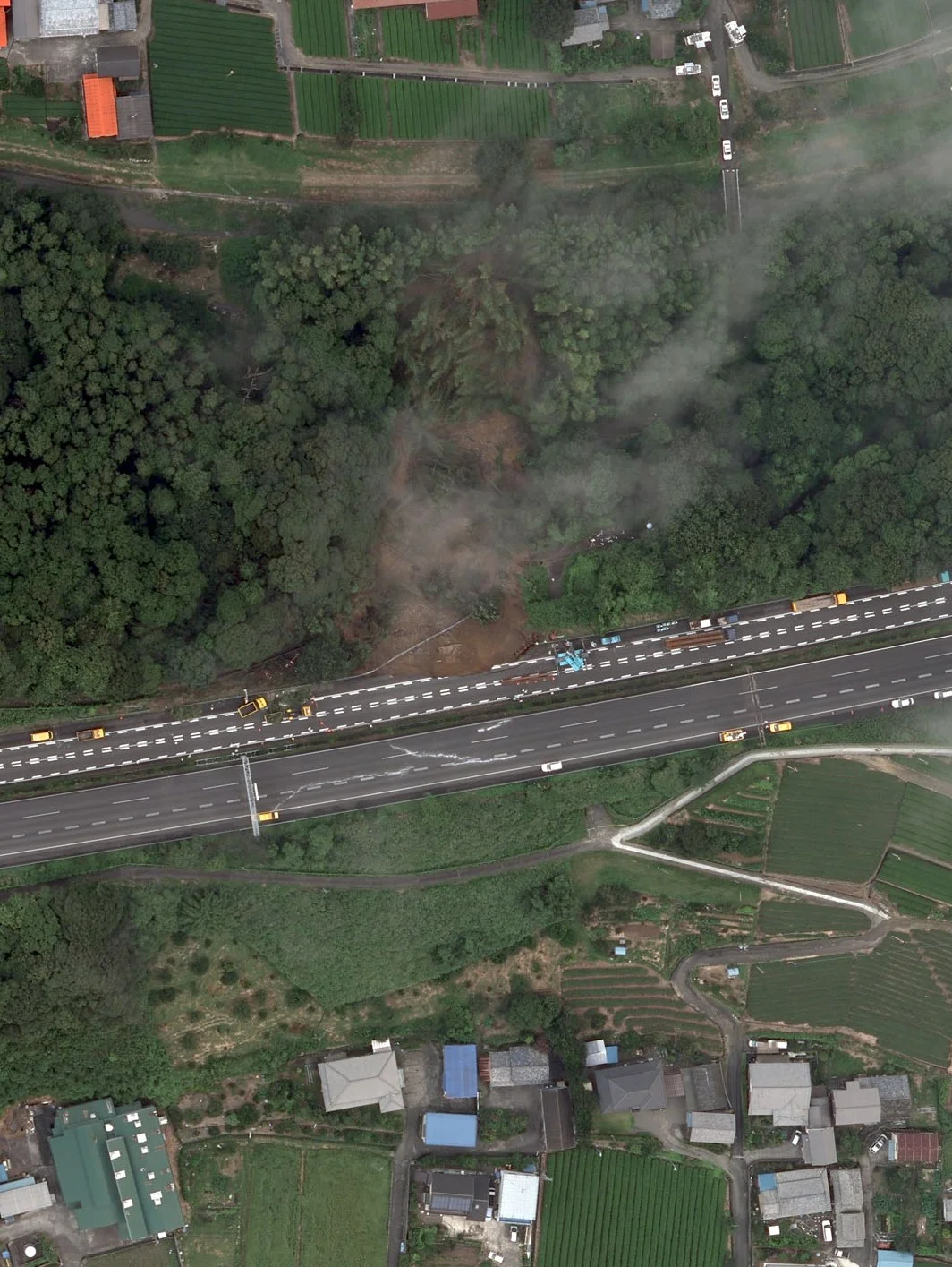 Tōmei Expressway was broken by Suruga Bay earthquake in Makinohara City, Shizuoka Prefecture on August 11, 2009.(For terms of use, see 国土地理院コンテンツ利用規約|国土地理院.)