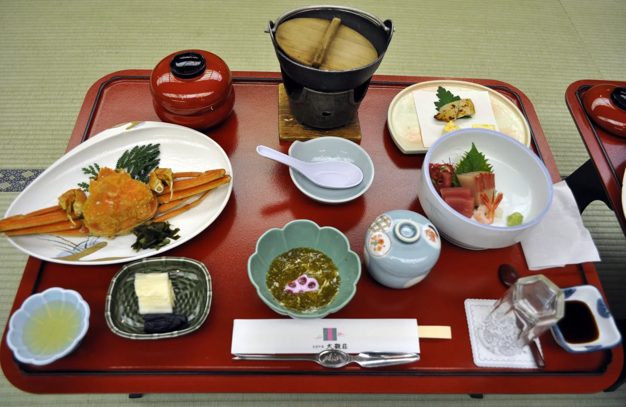 Shiki-gentei-nigiri (四季限定にぎり) at Hebi-no-me Sushi, Wakura Onsen, Nanao City, Ishikawa Prefecture, Japan.
Top from left: salmon (shake), squid (ika), amberjack (hamachi), egg (tamago), crab (kani), ark shell (akagai)
Bottom from left: scallop (hotate), halfbeak (sayori), shrimp (amaebi), mackerel (saba), sardine, oyster (kaki), ginger (gari).
Please correct description if you think any of those are identified wrong =).
