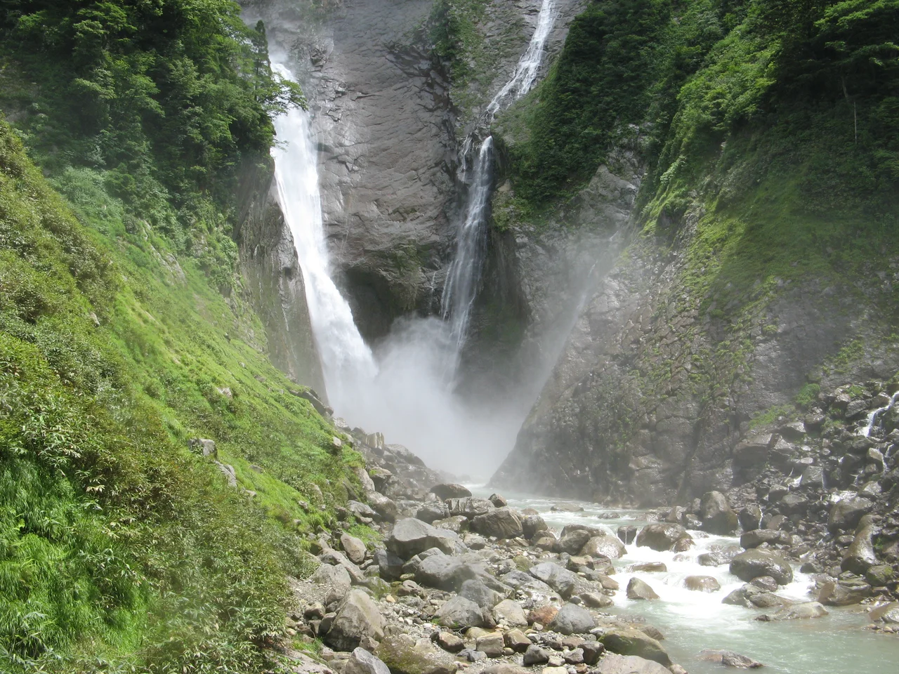 称名滝の滝壷。富山県立山町。