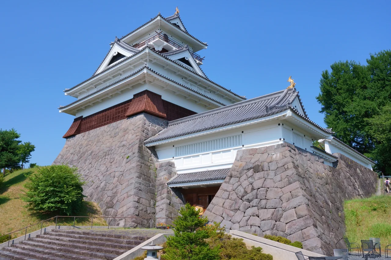 上山城模擬天守。内部は市立の歴史資料館となっている。