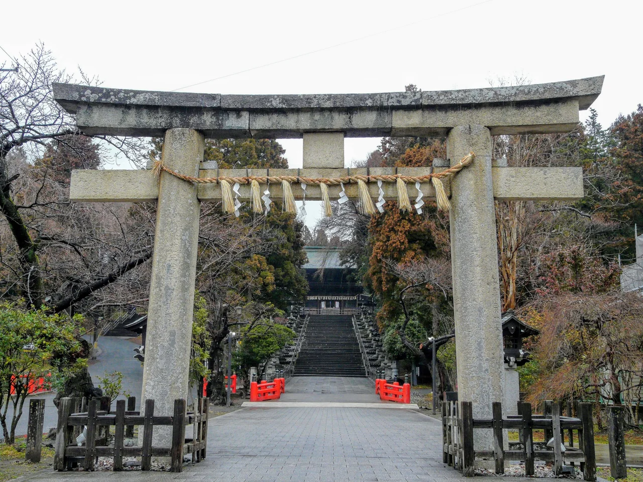 宮城県仙台市青葉区にある仙台東照宮。参道入り口にある石鳥居（重要文化財）。